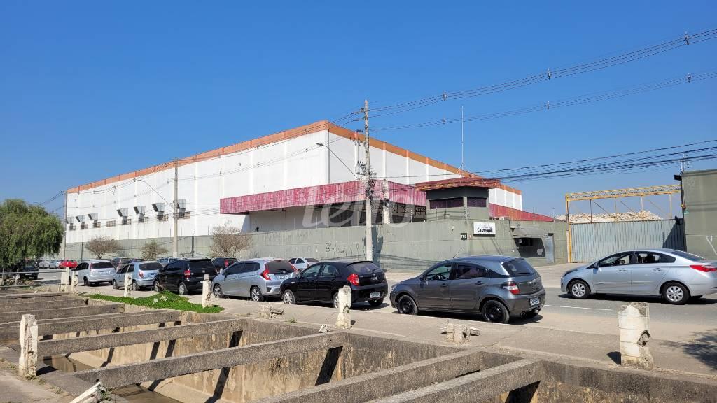 FACHADA de Galpão/Armazém para alugar, Padrão com 12500 m², e 30 vagas em Parque Santo Agostinho - Guarulhos