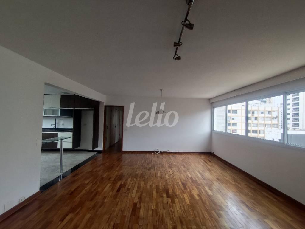 SALA de Apartamento à venda, Padrão com 135 m², 3 quartos e 1 vaga em Jardim Paulista - São Paulo