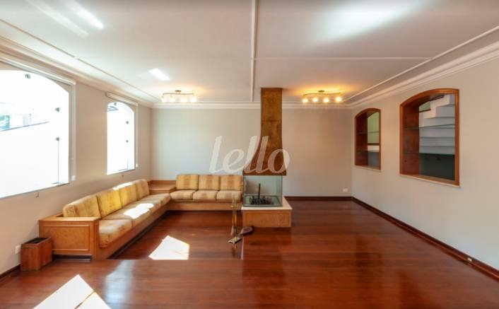 SALA DE ESTAR COM LAREIRA de Casa para alugar, sobrado com 650 m², 4 quartos e 4 vagas em Jardim Franca - São Paulo