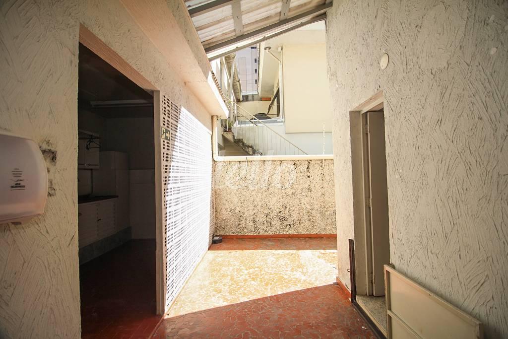 FUNDOS de Casa para alugar, sobrado com 150 m², 3 quartos e 2 vagas em Indianópolis - São Paulo