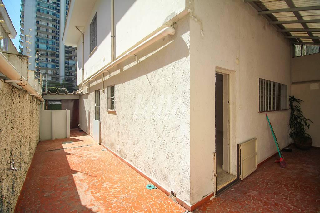 FUNDOS de Casa à venda, sobrado com 150 m², 3 quartos e 2 vagas em Indianópolis - São Paulo