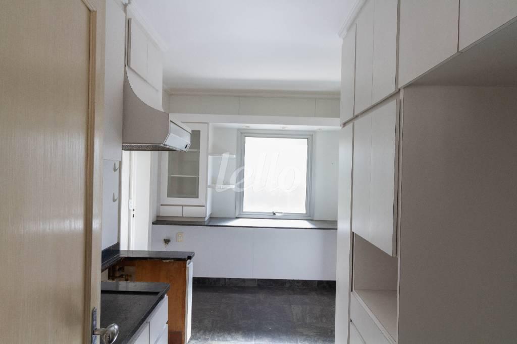 COZINHA de Apartamento para alugar, Padrão com 200 m², 4 quartos e 2 vagas em Sumaré - São Paulo