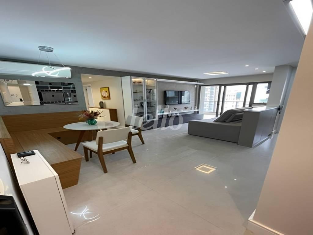 LIVING de Apartamento à venda, Padrão com 71 m², 2 quartos e 1 vaga em Indianópolis - São Paulo