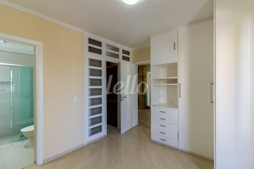 SUITE 1 de Apartamento para alugar, Padrão com 180 m², 4 quartos e 4 vagas em Vila Uberabinha - São Paulo