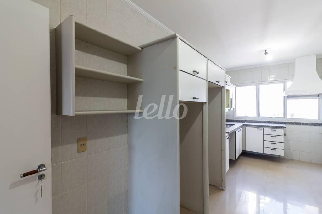 COZINHA de Apartamento para alugar, Padrão com 180 m², 4 quartos e 4 vagas em Vila Uberabinha - São Paulo