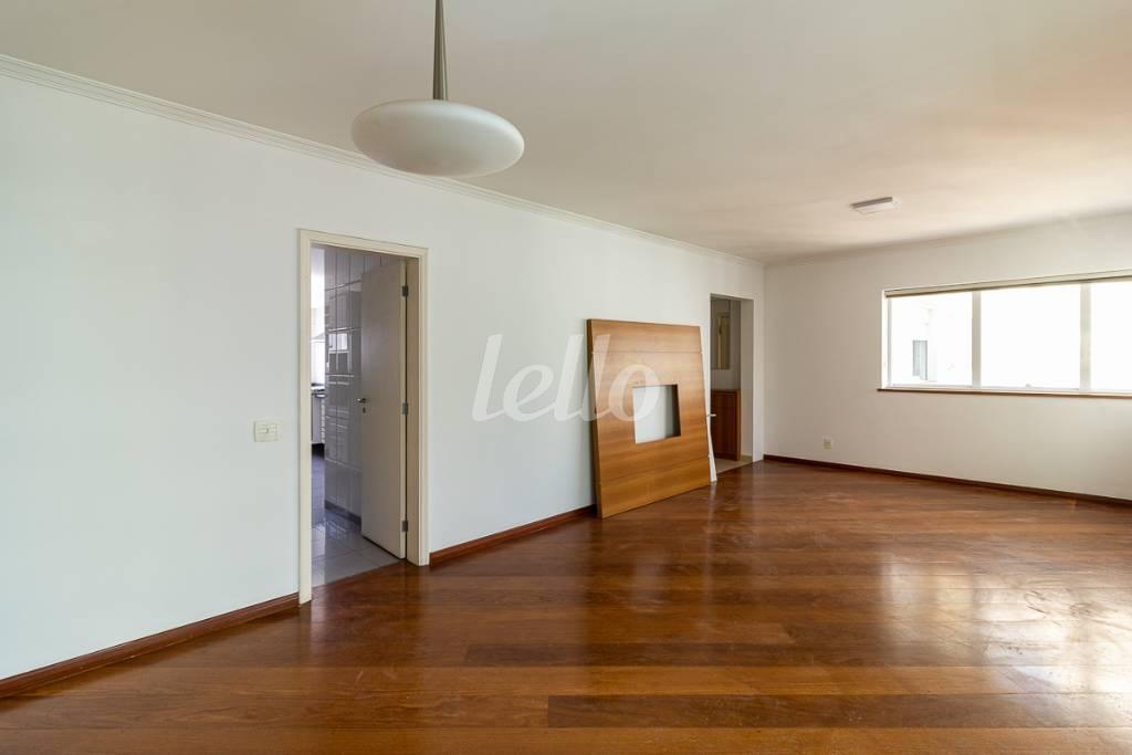 SALA de Apartamento para alugar, Padrão com 155 m², 3 quartos e 3 vagas em Campo Belo - São Paulo