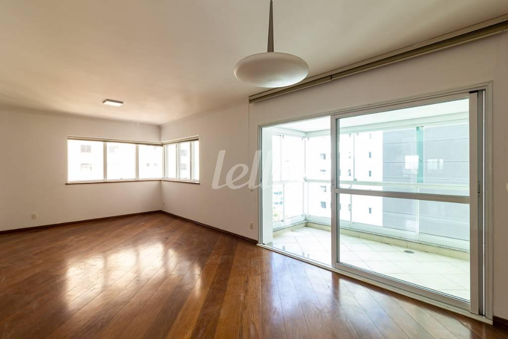 SALA de Apartamento para alugar, Padrão com 155 m², 3 quartos e 3 vagas em Campo Belo - São Paulo