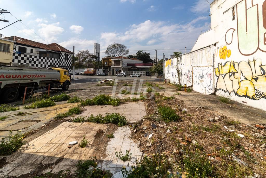 TERRENO de Área / Terreno à venda, Padrão com 429 m², e em Quarta Parada - São Paulo