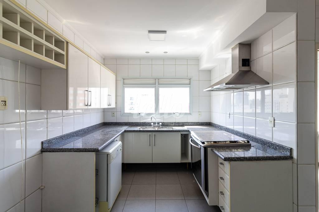 COZINHA de Apartamento para alugar, Padrão com 155 m², 3 quartos e 3 vagas em Campo Belo - São Paulo