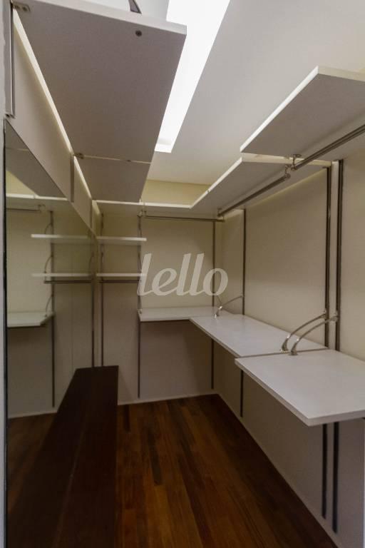 CLOSET DA SUÍTE de Apartamento para alugar, Duplex com 90 m², 1 quarto e 2 vagas em Paraíso do Morumbi - São Paulo