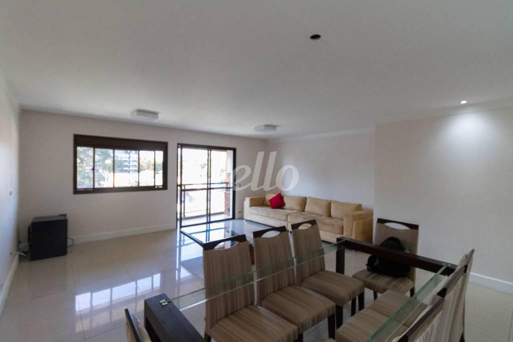 SALA DE ESTAR E JANTAR de Apartamento para alugar, Padrão com 110 m², 3 quartos e 2 vagas em Santo Amaro - São Paulo