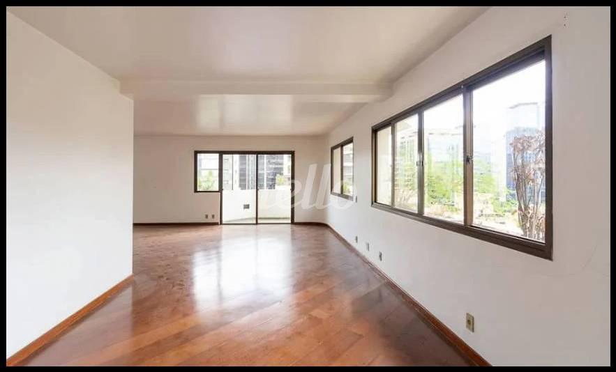 SALA de Apartamento à venda, Padrão com 190 m², 3 quartos e 3 vagas em Itaim Bibi - São Paulo