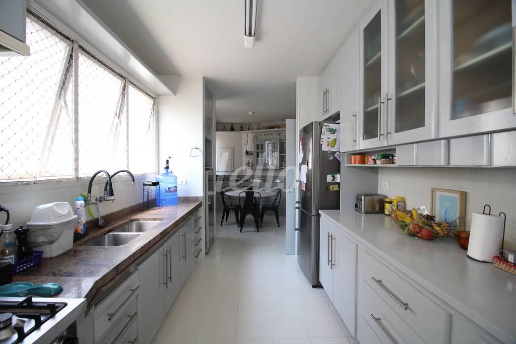 COZINHA de Apartamento à venda, cobertura - Padrão com 325 m², 4 quartos e 2 vagas em Indianópolis - São Paulo