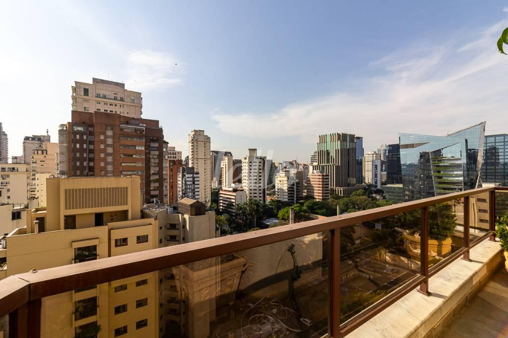 VARANDA de Apartamento à venda, Padrão com 426 m², 3 quartos e 4 vagas em Itaim Bibi - São Paulo