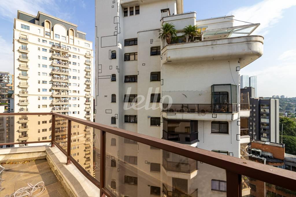 VARANDA de Apartamento à venda, Padrão com 426 m², 3 quartos e 4 vagas em Itaim Bibi - São Paulo