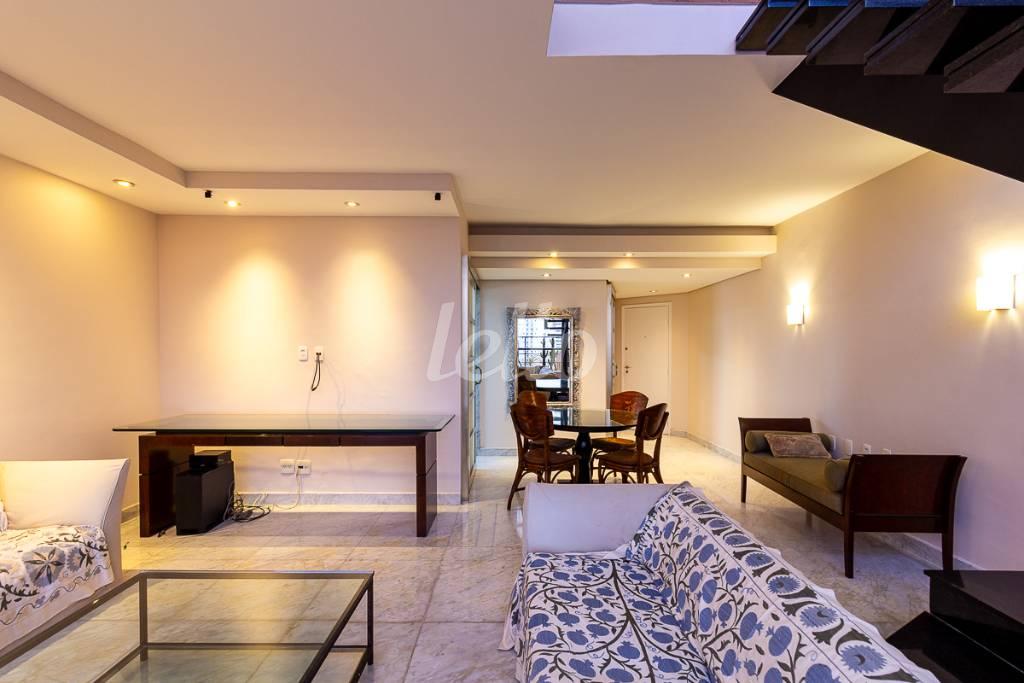 SALA de Apartamento para alugar, Duplex com 100 m², 1 quarto e 1 vaga em Pinheiros - São Paulo
