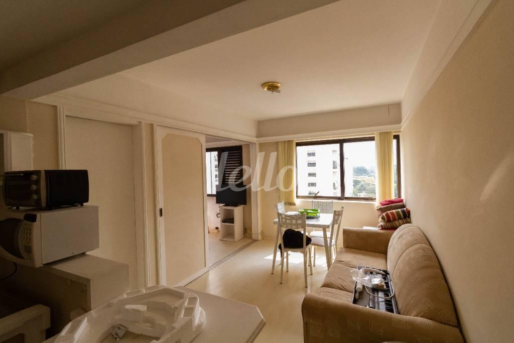 SALA de Apartamento para alugar, Padrão com 42 m², 1 quarto e 1 vaga em Itaim Bibi - São Paulo