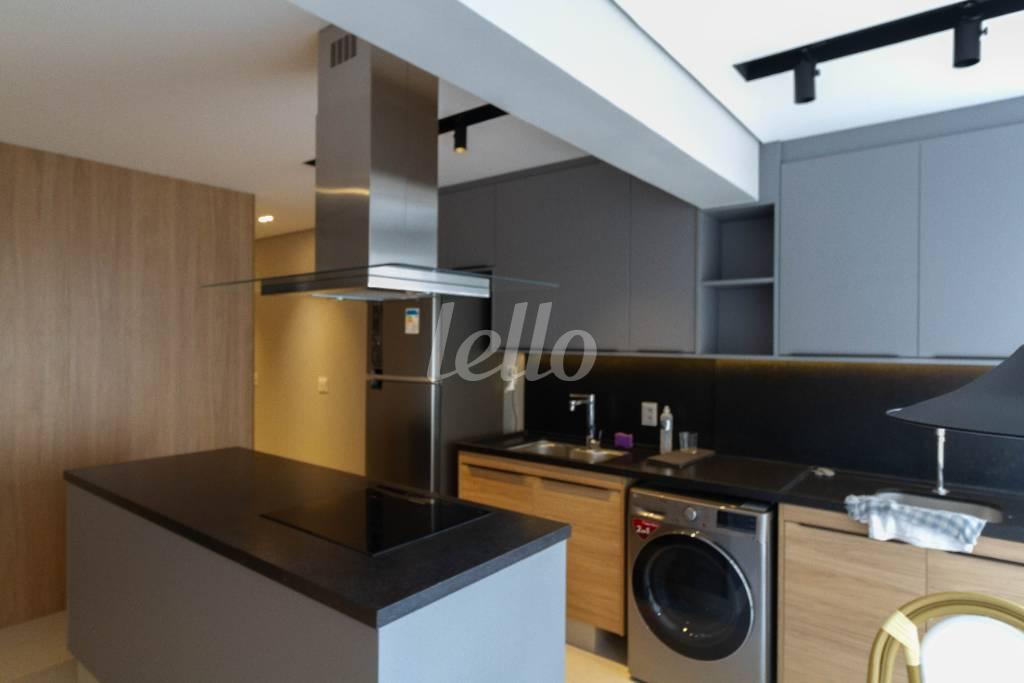 COZINHA E ÁREA DE SERVIÇO de Apartamento para alugar, Padrão com 42 m², 1 quarto e 1 vaga em Campo Belo - São Paulo