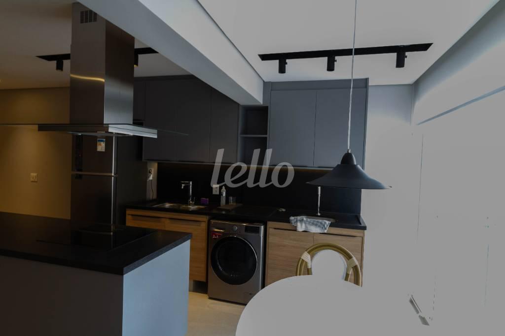 COZINHA E ÁREA DE SERVIÇO de Apartamento para alugar, Padrão com 42 m², 1 quarto e 1 vaga em Campo Belo - São Paulo