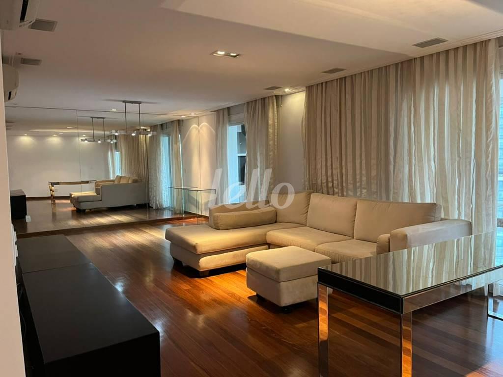 LIVING E SALADE JANTAR de Apartamento para alugar, Padrão com 226 m², 4 quartos e 4 vagas em Vila Nova Conceição - São Paulo