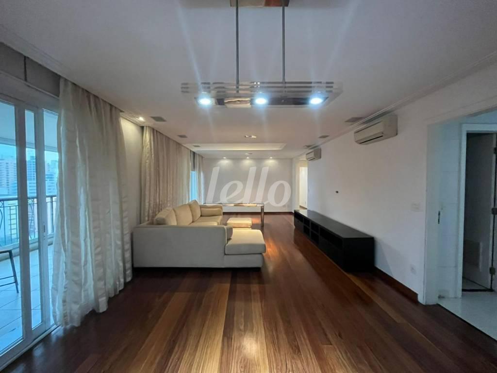 LIVING E SALA DE JANTAR de Apartamento para alugar, Padrão com 226 m², 4 quartos e 4 vagas em Vila Nova Conceição - São Paulo