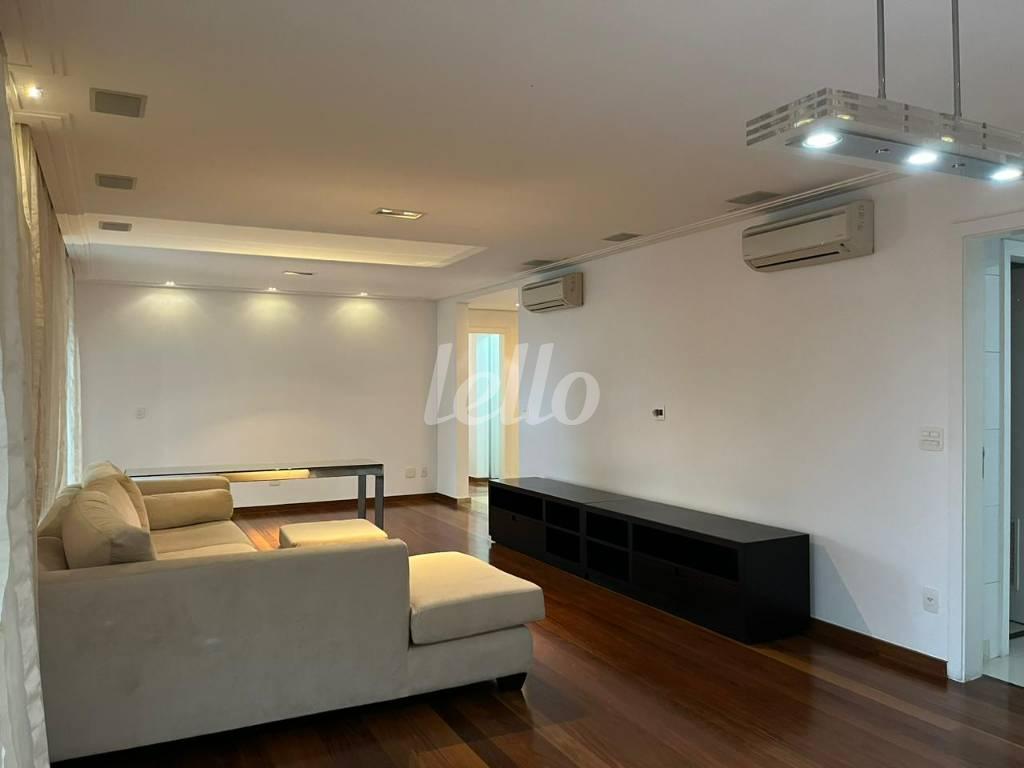 LIVING E SALA DE JANTAR de Apartamento para alugar, Padrão com 226 m², 4 quartos e 4 vagas em Vila Nova Conceição - São Paulo