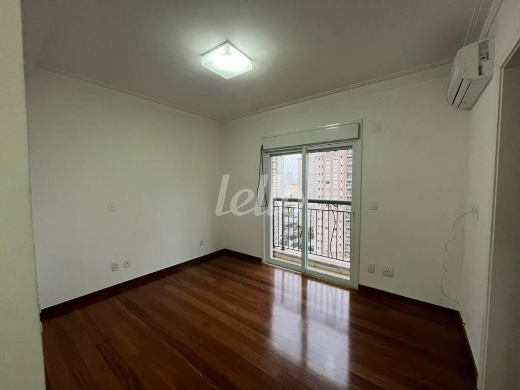 PRIMEIRA SUITE de Apartamento para alugar, Padrão com 226 m², 4 quartos e 4 vagas em Vila Nova Conceição - São Paulo