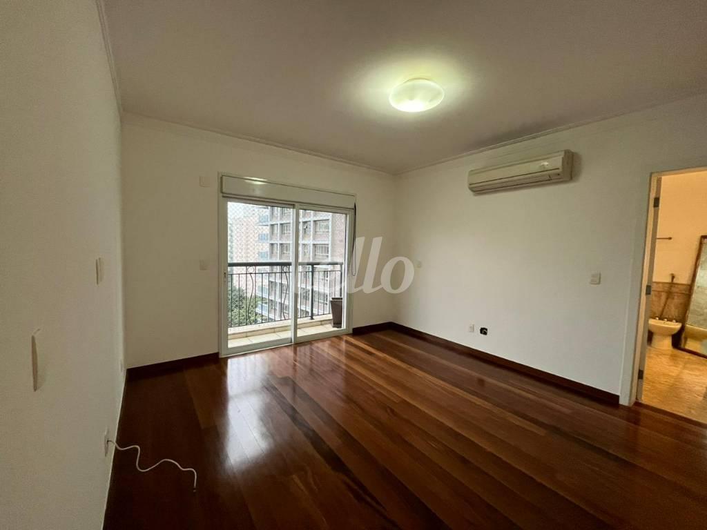 SUITE MASTER de Apartamento para alugar, Padrão com 226 m², 4 quartos e 4 vagas em Vila Nova Conceição - São Paulo