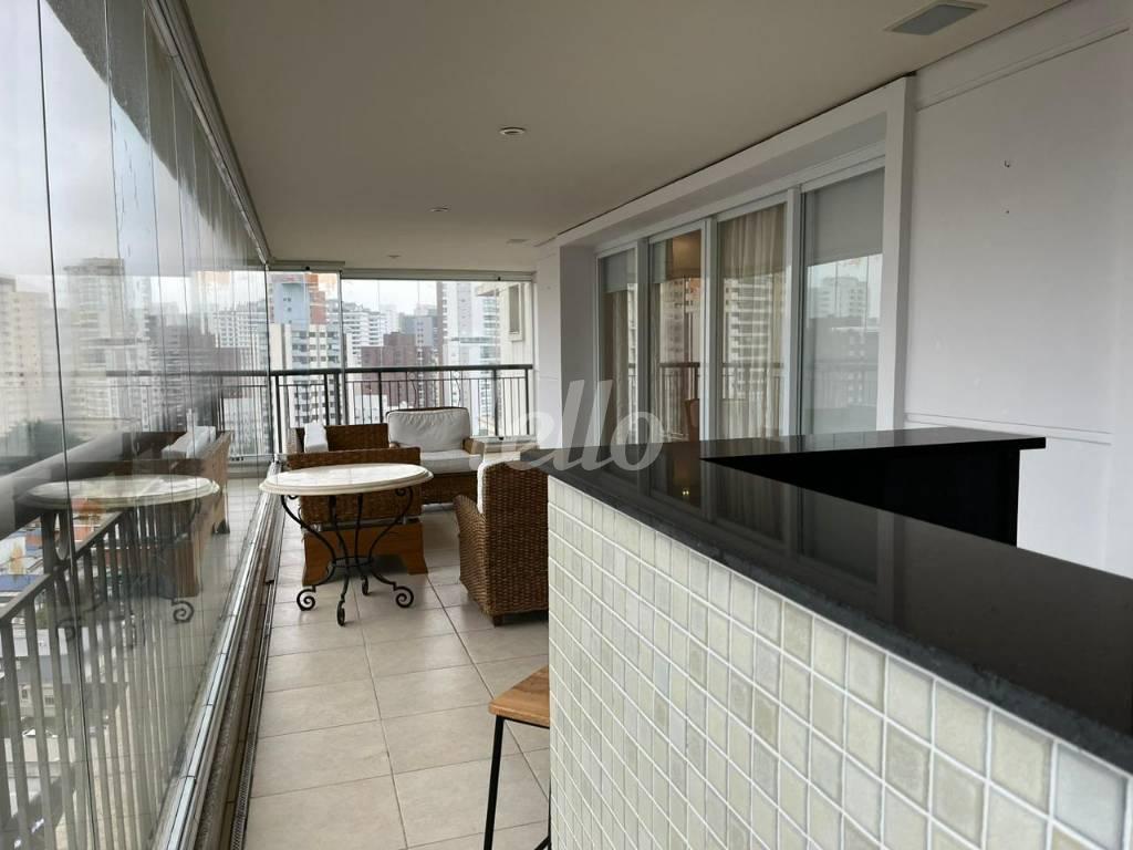 VARANDA de Apartamento para alugar, Padrão com 226 m², 4 quartos e 4 vagas em Vila Nova Conceição - São Paulo