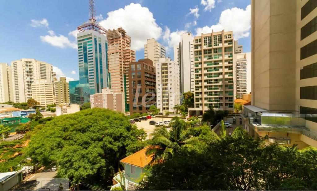 VISTA VARANDA de Apartamento à venda, Padrão com 74 m², 2 quartos e 2 vagas em Aclimação - São Paulo