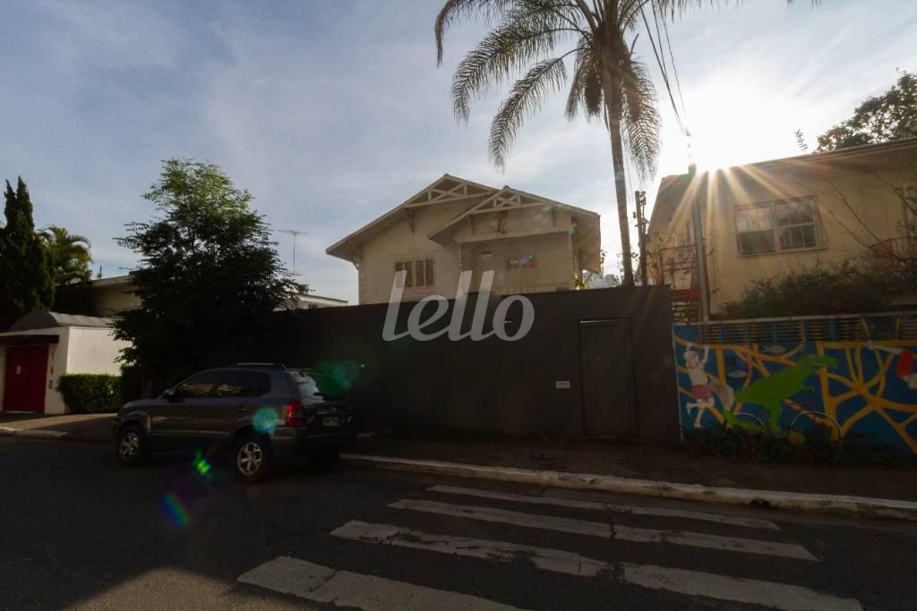 FACHADA de Casa para alugar, sobrado com 450 m², e 5 vagas em Santa Cecília - São Paulo