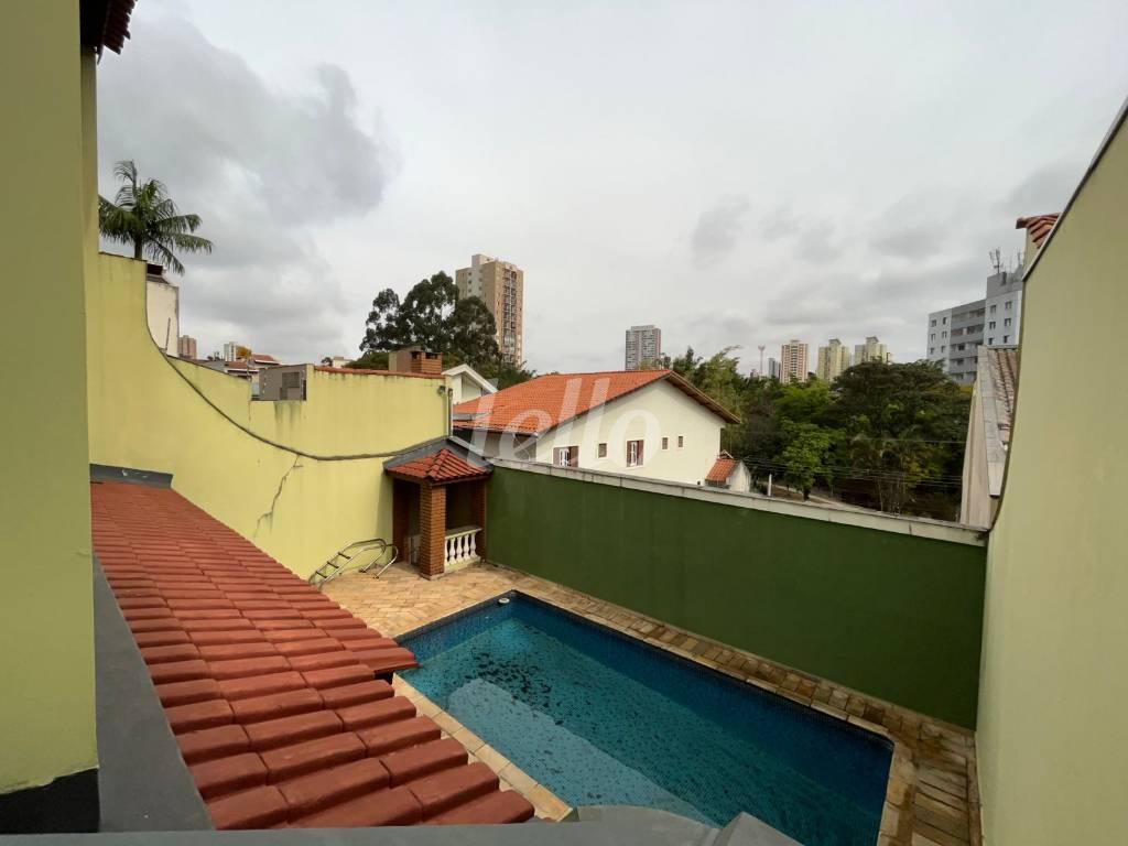 VISTA LATERAL INTERNA PARA OS FUNDOS de Casa à venda, sobrado com 456 m², 5 quartos e 8 vagas em Jardim Textil - São Paulo