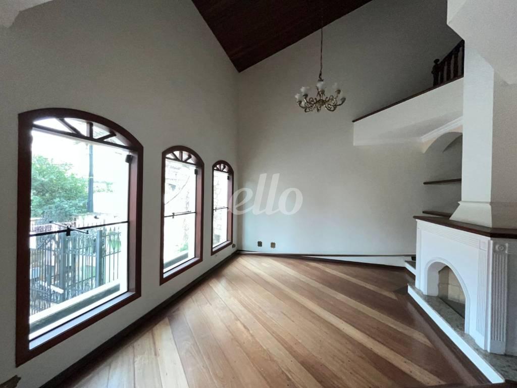 SALA LAREIRA de Casa à venda, sobrado com 456 m², 5 quartos e 8 vagas em Jardim Textil - São Paulo