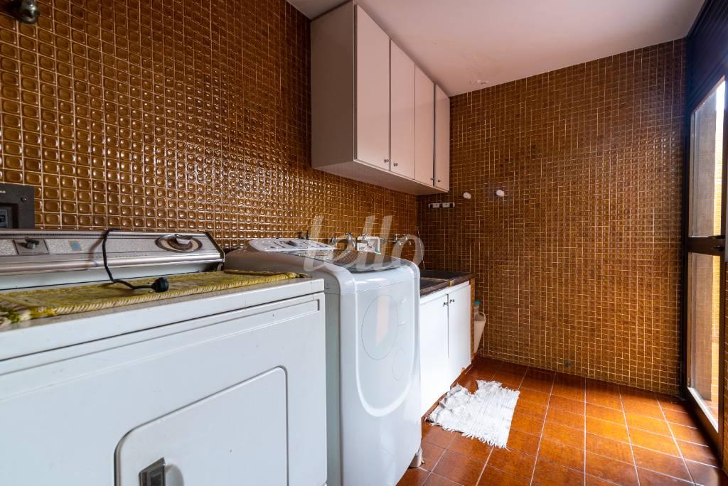 ÁREA DE SERVIÇO de Casa para alugar, sobrado com 885 m², 4 quartos e 8 vagas em Pacaembu - São Paulo