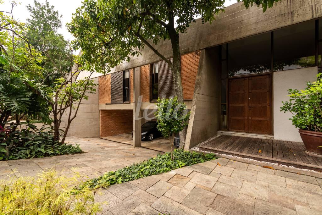 FACHADA de Casa para alugar, sobrado com 885 m², 4 quartos e 8 vagas em Pacaembu - São Paulo