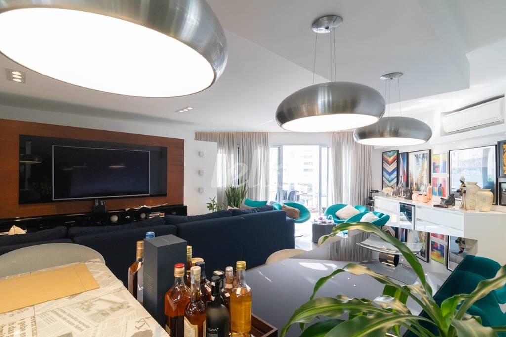 SALA PARA DOIS AMBIENTES de Apartamento à venda, Padrão com 131 m², 3 quartos e 3 vagas em Vila Regente Feijó - São Paulo