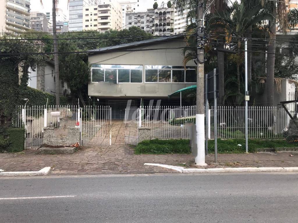 FACHADA de Casa para alugar, sobrado com 400 m², e 8 vagas em Pacaembu - São Paulo