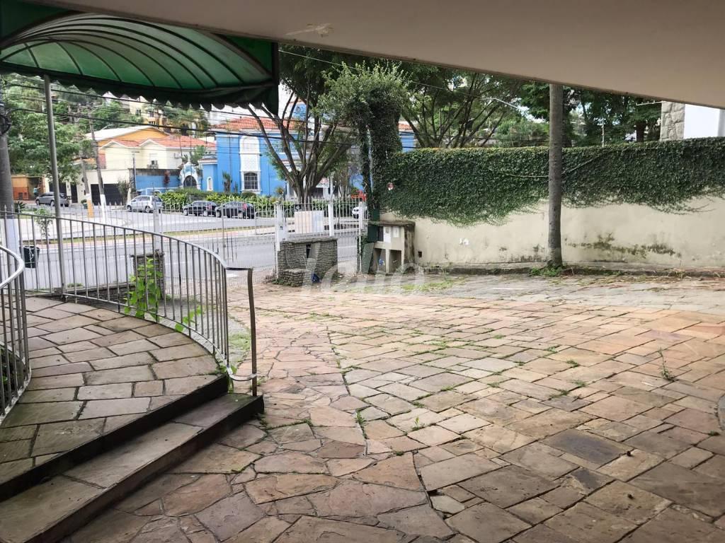 QUINTAL FRENTE de Casa para alugar, sobrado com 400 m², e 8 vagas em Pacaembu - São Paulo