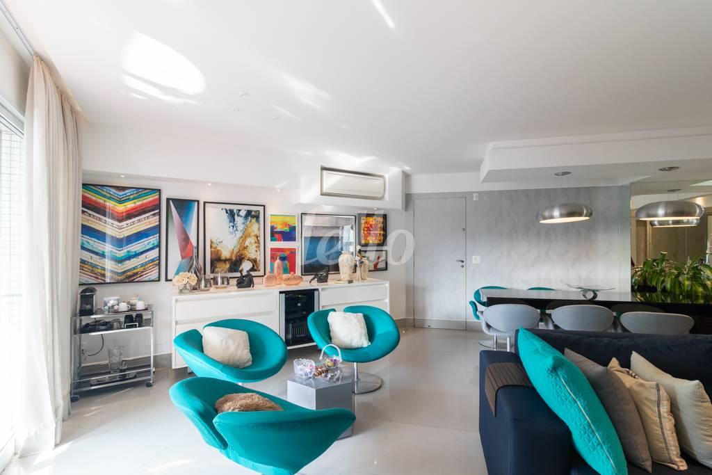 SALA PARA DOIS AMBIENTES de Apartamento à venda, Padrão com 131 m², 3 quartos e 3 vagas em Vila Regente Feijó - São Paulo