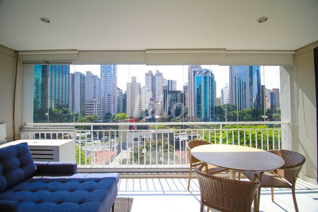 VARANDA de Apartamento para alugar, Padrão com 65 m², 1 quarto e 1 vaga em Itaim Bibi - São Paulo