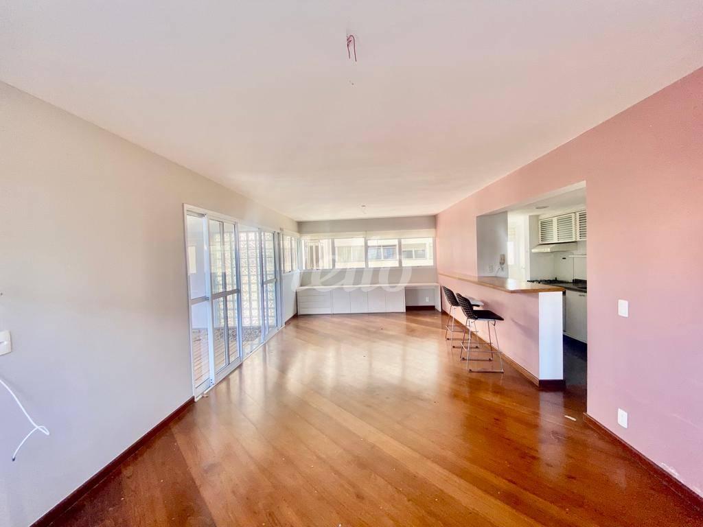 SALA de Apartamento à venda, Padrão com 94 m², 2 quartos e 2 vagas em Sumaré - São Paulo