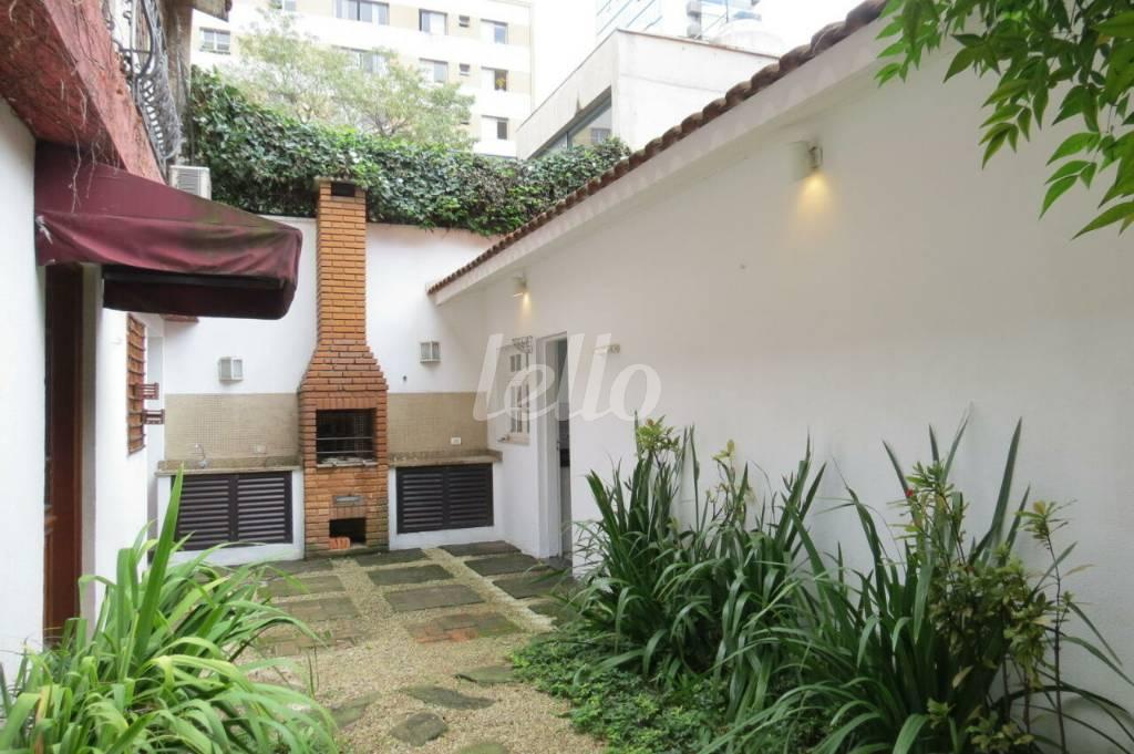CHURRASQUEIRA de Casa para alugar, térrea com 200 m², 3 quartos e 4 vagas em Vila Olímpia - São Paulo