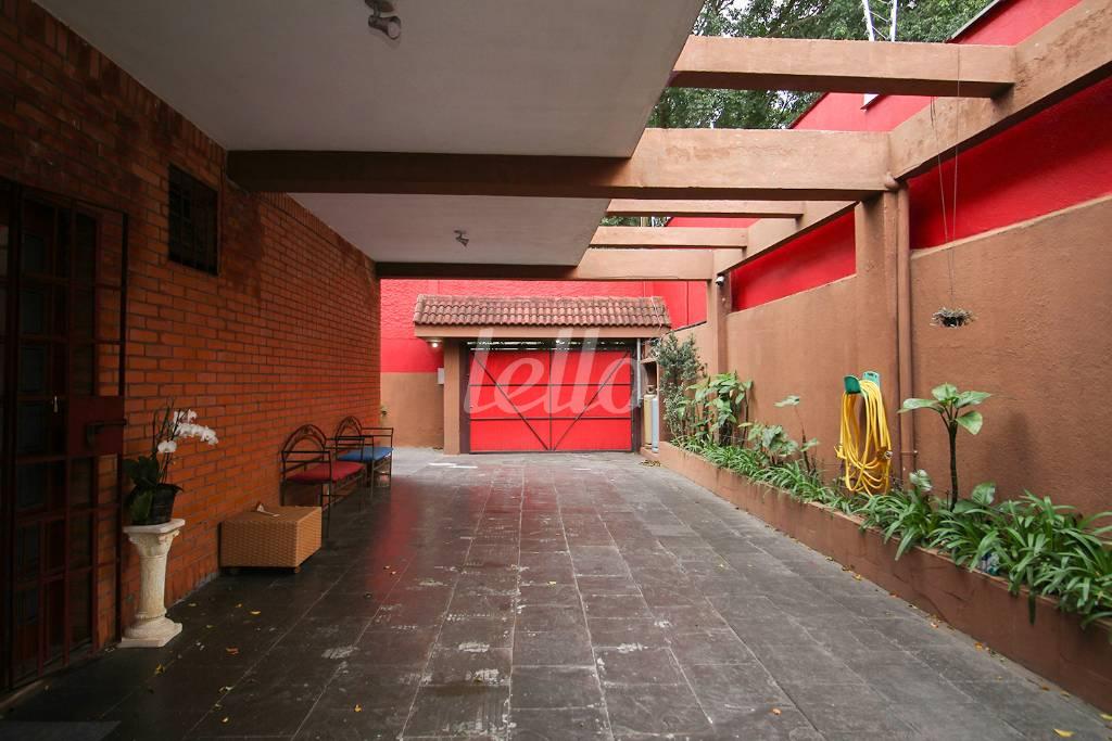 GARAGEM de Casa para alugar, sobrado com 480 m², 3 quartos e 6 vagas em Chácara Monte Alegre - São Paulo