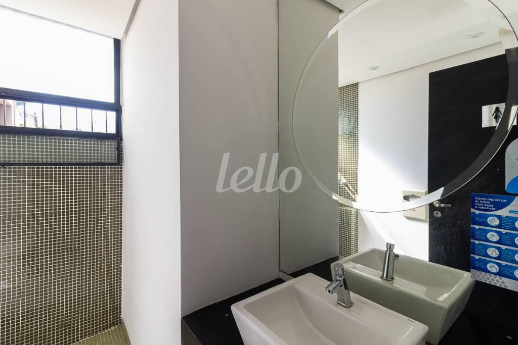 BANHEIRO 6 de Casa para alugar, sobrado com 1100 m², e 25 vagas em Pinheiros - São Paulo