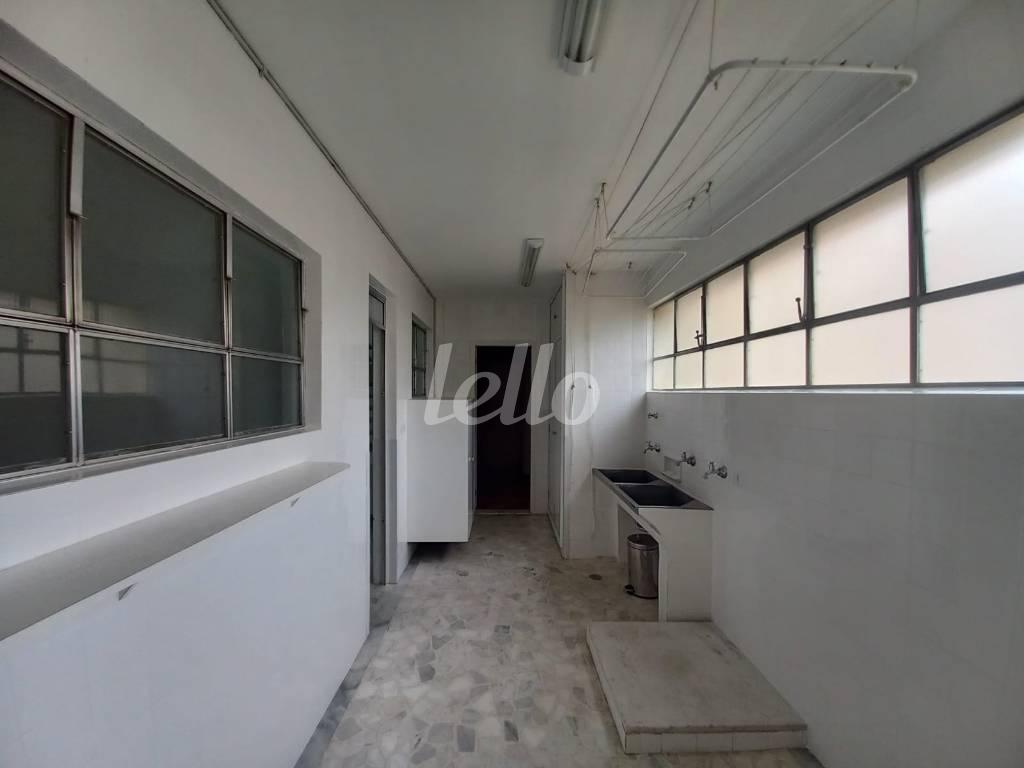 ÁREA SERVIÇO de Apartamento à venda, Padrão com 215 m², 4 quartos e 2 vagas em Perdizes - São Paulo