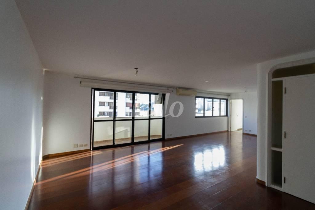 SALA de Apartamento para alugar, Padrão com 220 m², 3 quartos e 3 vagas em Santa Cecília - São Paulo