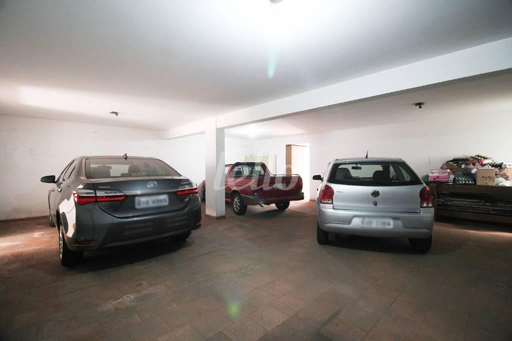 GARAGEM de Casa para alugar, sobrado com 600 m², 5 quartos e 6 vagas em Jardim Guedala - São Paulo