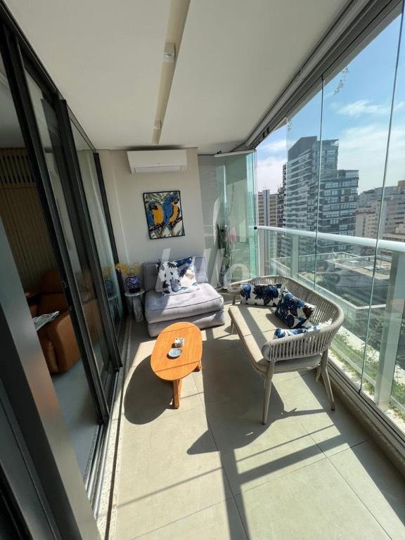 VARANDA de Apartamento à venda, Padrão com 97 m², 2 quartos e 1 vaga em Jardins - São Paulo