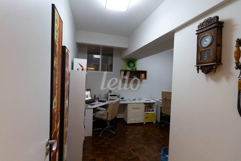 DORMITÓRIO 1-ESCRITÓRIO de Apartamento para alugar, Padrão com 272 m², 5 quartos e 3 vagas em Santa Cecília - São Paulo