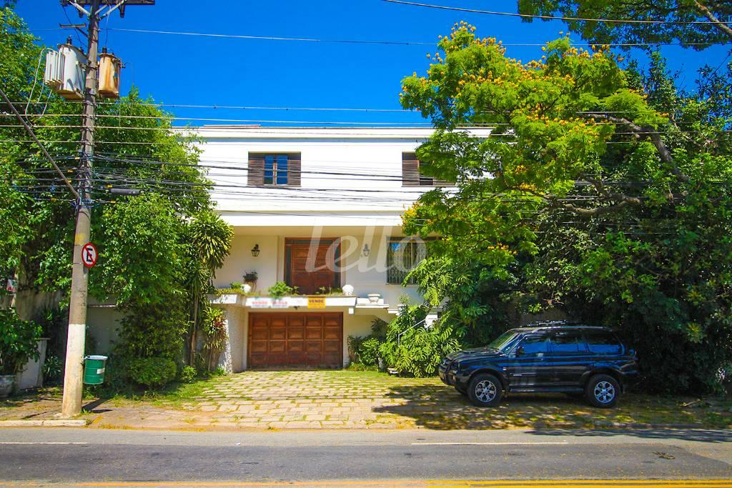 FACHADA de Casa para alugar, sobrado com 600 m², 5 quartos e 6 vagas em Jardim Guedala - São Paulo